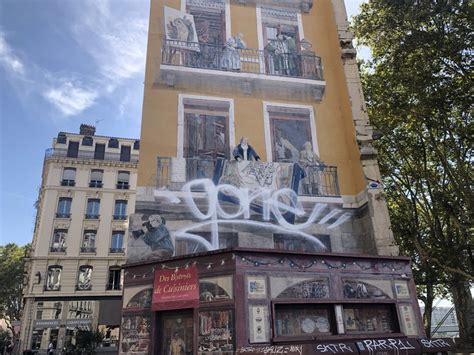 La Fresque de Foustât: Monument aux Portraits Insolites et à l’Éloquence Historique !