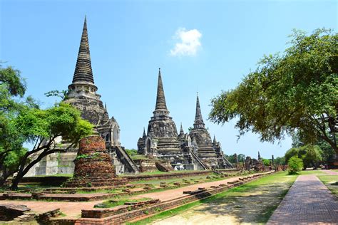 Le Relief de Wat Phra Si Sanphet: Une Découverte Spirituelle à Travers le Temps!